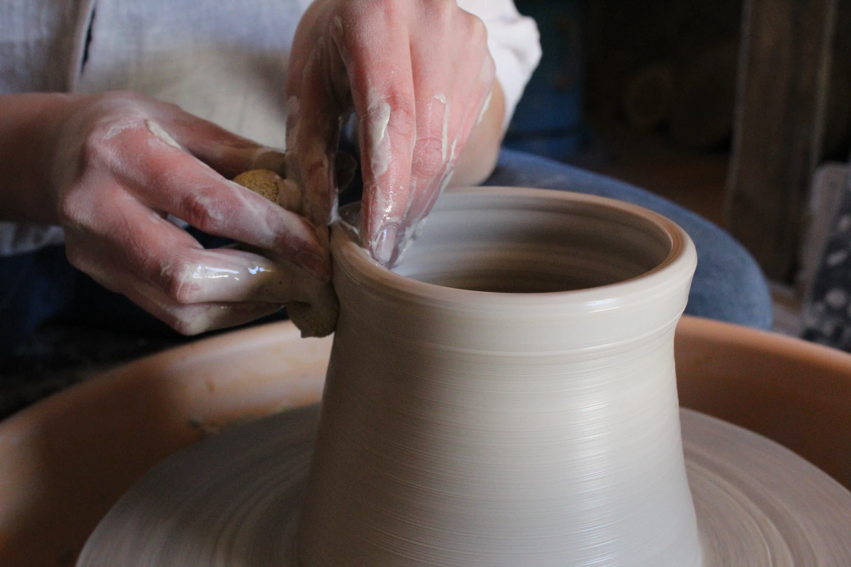 Урок гончарного мастерства в музее изделий из глины
